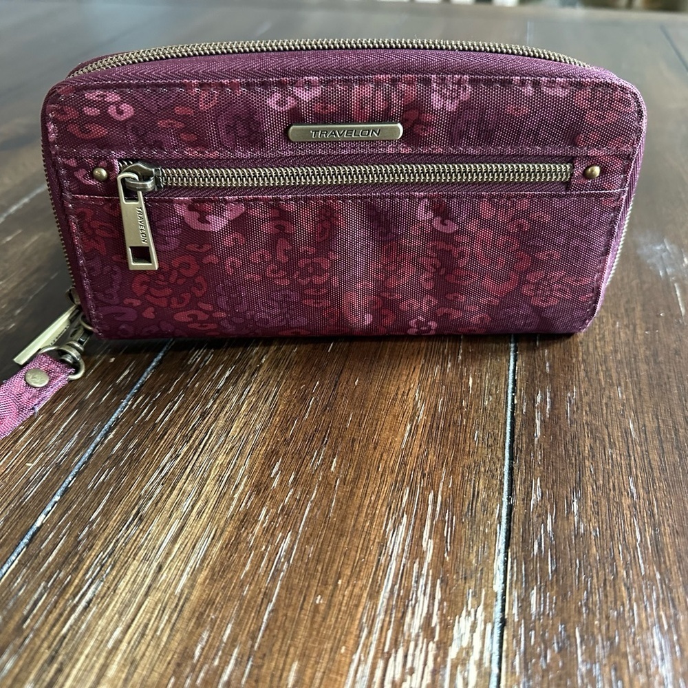 NWOT Travelon wallet